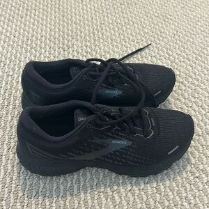 Brooks ghost running sneakers. Size 7. Good condition